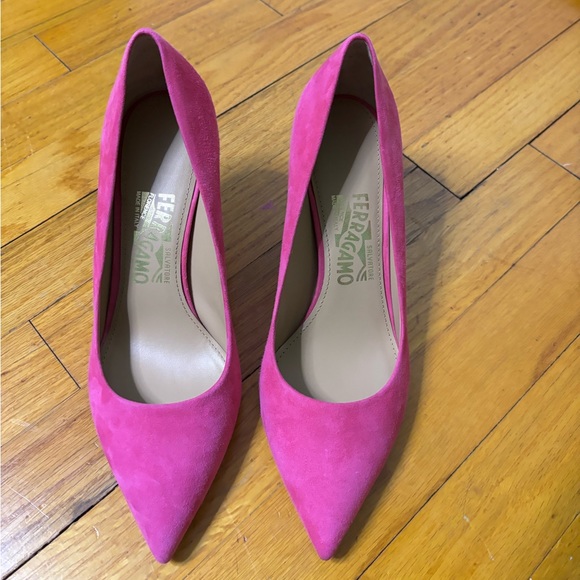 Never-worn pink suede Ferragamo heels size 7.5 - Picture 1 of 5